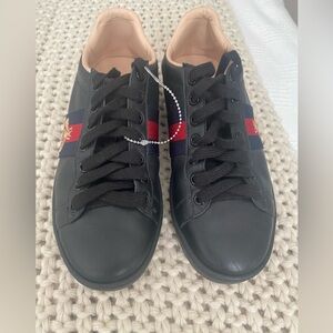 Sneakers usado 2 veces. Están perfectos 
El size es 5.5 . Unisex